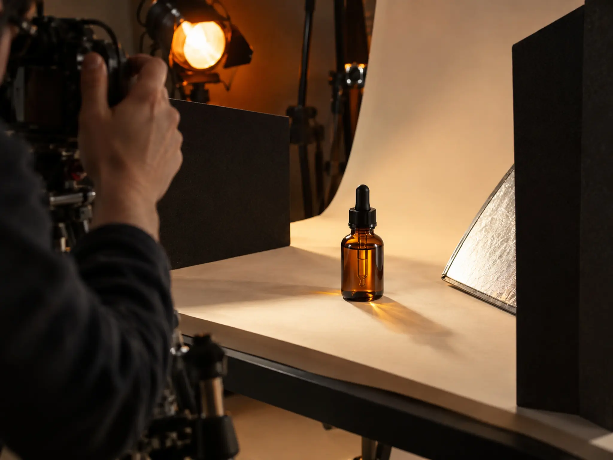 Echte Studio-Situation mit Kamera, Lichtformern und einem fiktiven Produkt auf einem Set